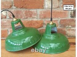 Superbe paire de lampes suspendues vintage en émail vert 11 re-câblées pour la cuisine