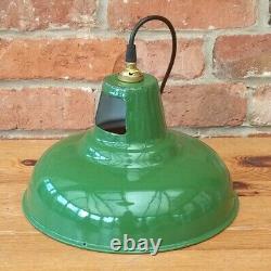 Superbe paire de lampes suspendues vintage en émail vert 11 re-câblées pour la cuisine