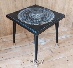 Superbe table basse vintage rétro moderne du milieu du siècle avec des carreaux faits main et des pieds récupérés