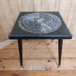 Superbe table basse vintage rétro moderne du milieu du siècle avec des carreaux faits main et des pieds récupérés