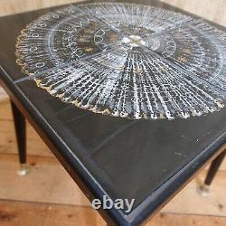 Superbe table basse vintage rétro moderne du milieu du siècle avec des carreaux faits main et des pieds récupérés