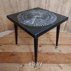 Superbe table basse vintage rétro moderne du milieu du siècle avec des carreaux faits main et des pieds récupérés