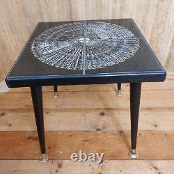 Superbe table basse vintage rétro moderne du milieu du siècle avec des carreaux faits main et des pieds récupérés