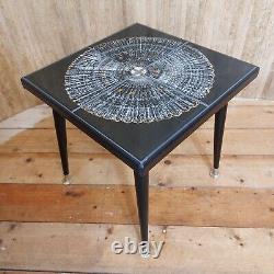 Superbe table basse vintage rétro moderne du milieu du siècle avec des carreaux faits main et des pieds récupérés