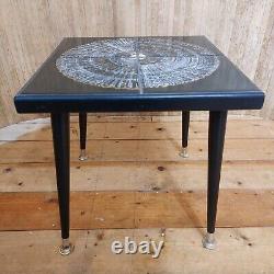 Superbe table basse vintage rétro moderne du milieu du siècle avec des carreaux faits main et des pieds récupérés