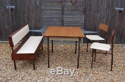 Table, Banc Et Deux Chaises Uniques Et Rétro