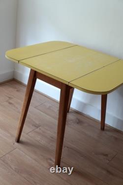 Table à manger pliante en formica jaune vintage des années 1960