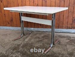 Table à manger vintage des années 70, table de cuisine rétro en chrome, blanche, style espace.