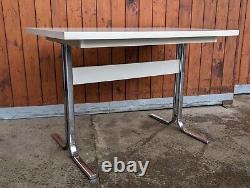 Table à manger vintage des années 70, table de cuisine rétro en chrome, blanche, style espace.