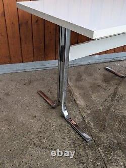Table à manger vintage des années 70, table de cuisine rétro en chrome, blanche, style espace.