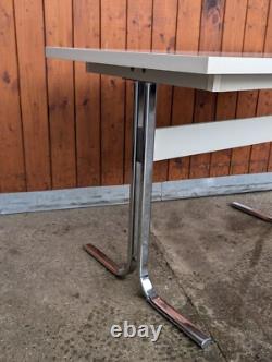 Table à manger vintage des années 70, table de cuisine rétro en chrome, blanche, style espace.