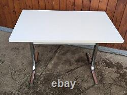 Table à manger vintage des années 70, table de cuisine rétro en chrome, blanche, style espace.
