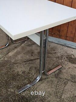 Table à manger vintage des années 70, table de cuisine rétro en chrome, blanche, style espace.