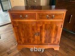 Table console étroite en bois brun de style vintage antique avec tiroirs