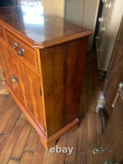 Table console étroite en bois brun de style vintage antique avec tiroirs