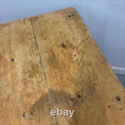 Table de cuisine de ferme ancienne en pin avec dessus récuré, base peinte