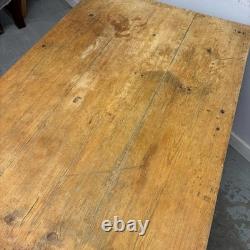Table de cuisine de ferme ancienne en pin avec dessus récuré, base peinte