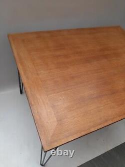 Table de cuisine en bois danois de milieu de siècle vintage rétro avec pieds en épingle à cheveux MCM