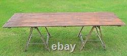 Table de jardin vintage rétro en tréteaux de 8 pieds pour le repas.