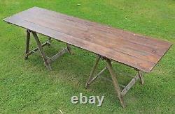 Table de jardin vintage rétro en tréteaux de 8 pieds pour le repas.