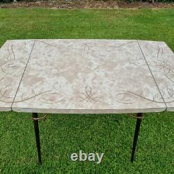 Table de salle à manger de cuisine vintage des années 60 en formica brun avec rabats, rétro du milieu du siècle.