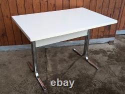 Table de salle à manger des années 70 en chrome vintage, table de cuisine rétro, blanche de l'ère spatiale