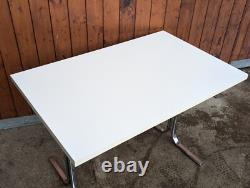 Table de salle à manger des années 70 en chrome vintage, table de cuisine rétro, blanche de l'ère spatiale
