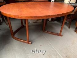 Table de salle à manger en bois de teck rétro vintage ovale danoise des années 50