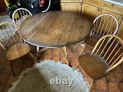Table légère et 4 chaises Windsor vintage rétro Ercol meubles anciens de cuisine.