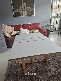 Table pliante vintage ancienne en formica en bois rétro avec abattant à rabat pour la cuisine.