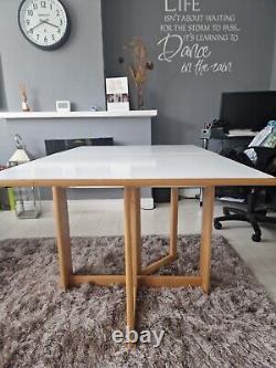 Table pliante vintage ancienne en formica en bois rétro avec abattant à rabat pour la cuisine.