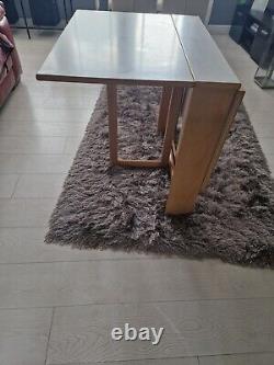 Table pliante vintage ancienne en formica en bois rétro avec abattant à rabat pour la cuisine.