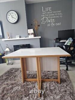 Table pliante vintage ancienne en formica en bois rétro avec abattant à rabat pour la cuisine.