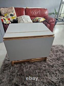 Table pliante vintage ancienne en formica en bois rétro avec abattant à rabat pour la cuisine.