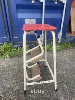Tabouret/chaise de cuisine vintage rétro avec 2 marches en bois pliantes rouge