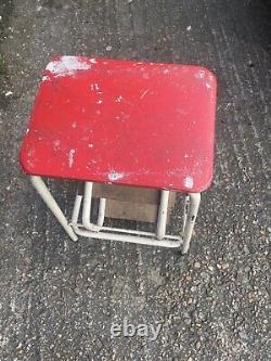 Tabouret/chaise de cuisine vintage rétro avec 2 marches en bois pliantes rouge