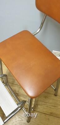 Tabouret de cuisine pliant rétro Brabantia avec siège recouvert de vinyle marron en chrome