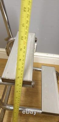 Tabouret de cuisine pliant rétro Brabantia avec siège recouvert de vinyle marron en chrome