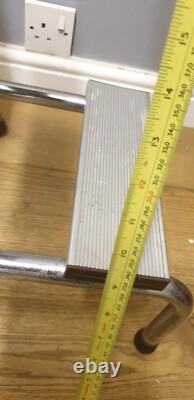 Tabouret de cuisine pliant rétro Brabantia avec siège recouvert de vinyle marron en chrome