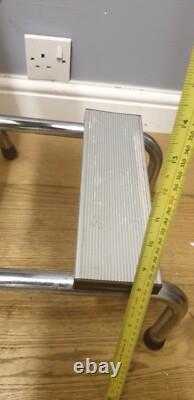 Tabouret de cuisine pliant rétro Brabantia avec siège recouvert de vinyle marron en chrome