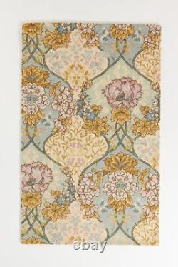 Tapis en laine tufté à motifs floraux en sauge et crème, style vintage, décoration traditionnelle.