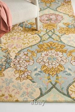 Tapis en laine tufté à motifs floraux en sauge et crème, style vintage, décoration traditionnelle.