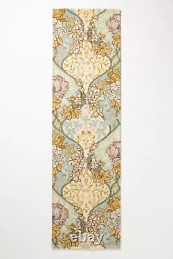 Tapis en laine tufté à motifs floraux en sauge et crème, style vintage, décoration traditionnelle.