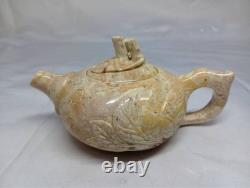 Théière en marbre vintage rétro, pichet de cuisine, décoration intérieure, utilisée