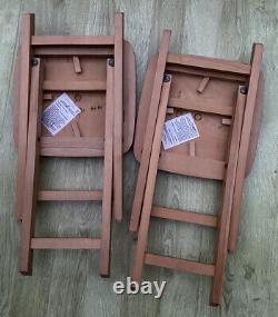 Traduisez ce titre en français : Paire de tabourets de cuisine pliables en bois vintage rétro avec assise rembourrée en tissu en bon état.