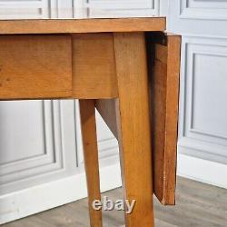 Traduisez ce titre en français : Table de cuisine en bois à rabat en Formica rétro vintage moderne du milieu du siècle.