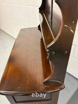 Une commode vintage ERCOL Old Colonial avec deux tiroirs, des placards et un porte-assiettes pour la cuisine.