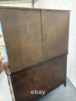 Une commode vintage ERCOL Old Colonial avec deux tiroirs, des placards et un porte-assiettes pour la cuisine.