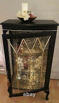 Upcycled Vintage Black And Gold Boissons / Gin Display Cabinet (verre Et Bois)