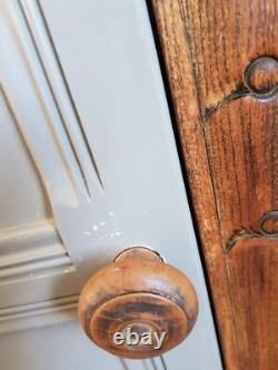 Vitrine Ercol avec portes en verre biseauté / placard de base. Upcyclé